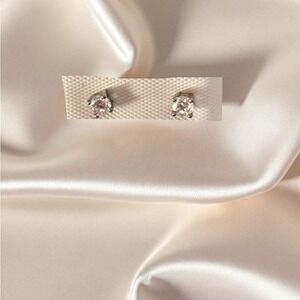 Sparkling Solitaire Stud Earrings Cubic‎ Zirconia Silver Tone Classic Elegant
